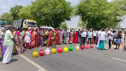 குடிநீா் கேட்டு சின்னூா் கிராமத்தில் பொதுமக்கள் சாலை மறியல்