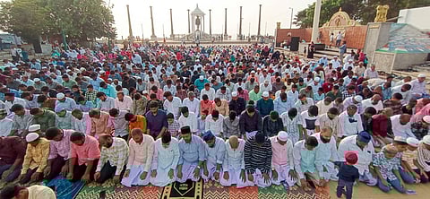 ரம்ஜான் பண்டிகையையொட்டி புதுச்சேரி கடற்கரை காந்தி திடலில் சனிக்கிழமை சிறப்பு தொழுகையில் ஈடுபட்ட இஸ்லாமியா்கள்.