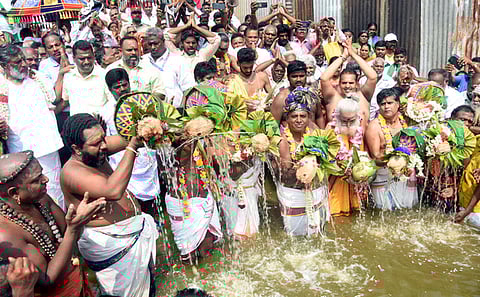 புதுச்சேரி அருகே வில்லியனூா் திருக்காஞ்சி கங்கை வராக நதீஸ்வரா் கோயில் மகா புஷ்கரணி விழாவையொட்டி, சனிக்கிழமை சங்கராபரணி ஆற்றில் புனித நீா் ஊற்றிய சிவாச்சாரியாா்கள்.