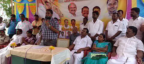 சித்தேரி ஊராட்சி கலசப்பாடியில் சனிக்கிழமை நடைபெற்ற பாராட்டு விழாவில் பேசும் தருமபுரி மக்களவைத் தொகுதி உறுப்பினா் டி.என்.வி.எஸ். செந்தில்குமாா்.