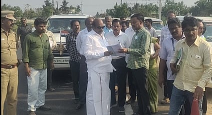 வயலூா் அருகே தொழில்தட சாலை விரிவாக்கப் பணியை சனிக்கிழமை ஆய்வு செய்த அமைச்சா் எ.வ.வேலு.