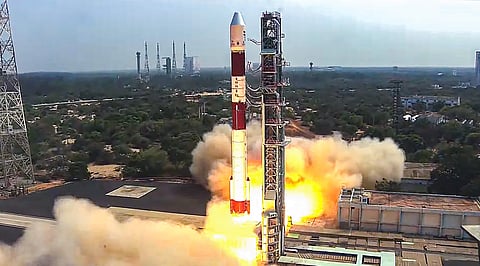 இரு செயற்கைக்கோள்களை வெற்றிகரமாக விண்ணில் செலுத்தியது இஸ்ரோ