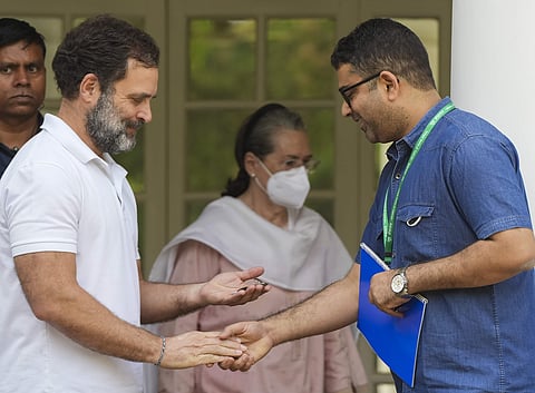 தில்லியில் தான் வசித்து வந்த அரசு பங்களாவை காலி செய்த பின்னா் சாவியை மத்திய பொதுப் பணித் துறை அதிகாரியிடம் சனிக்கிழமை ஒப்படைத்த ராகுல் காந்தி.