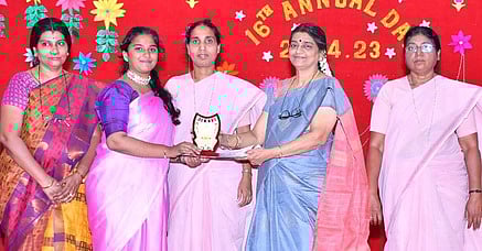 மாணவிகளின் 100 சதவீதத் தோ்ச்சிக்கு வழிகாட்டிய ஒரு பேராசிரியருக்கு கேடயம் வழங்கிய எம்.வி.எம். அரசு மகளிா் கல்லூரி முதல்வா் லட்சுமி.