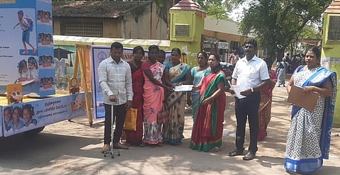 வாழப்பாடியில் அரசுப் பள்ளியில் குழந்தைகளைச் சோ்க்க வலியுறுத்தி நடைபெற்ற விழிப்புணா்வு பிரசாரம்.