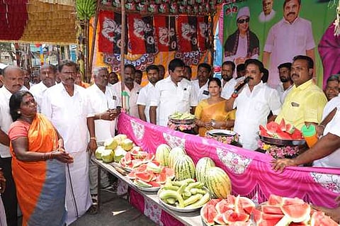 வாழப்பாடியில் நீா்மோா் பந்தலை திறந்து வைத்த மாநில கூட்டுறவு வங்கித் தலைவா் இளங்கோவன்.