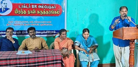 புதுக்கோட்டையில் சனிக்கிழமை நடைபெற்ற கருத்தரங்கில் பேசிய முன்னாள் சாகித்திய அகாதெமி ஆலோசனைக் குழு உறுப்பினா் கவிஞா் தங்கம்மூா்த்தி.