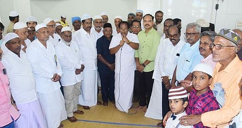 புதுக்கோட்டை அரபிக் கல்லூரியில் ரமலான் வாழ்த்து தெரிவிக்கும் நிகழ்ச்சியில் பேசிய திருவருள் பேரவைத் தலைவா் ரா. சம்பத்குமாா். உடன் புதுக்கோட்டை எம்எல்ஏ வை. முத்துராஜா உள்ளிட்டோா்.