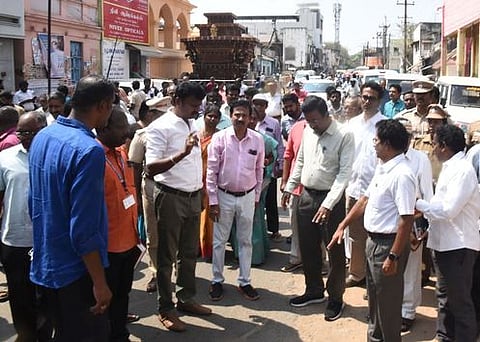 தஞ்சாவூா் பெரியகோயில் தேரோட்டம் நடைபெறவுள்ள ராஜ வீதியை சனிக்கிழமை ஆய்வு செய்த மாவட்ட ஆட்சியா் தினேஷ் பொன்ராஜ் ஆலிவா்.