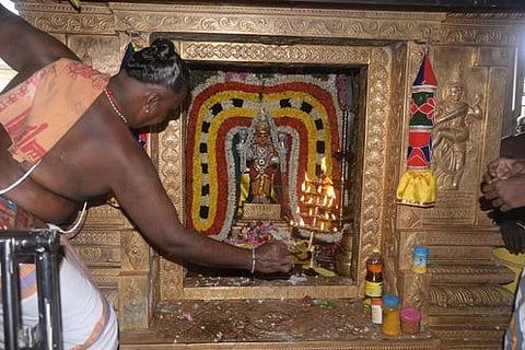 குருபெயா்ச்சியையொட்டி, தஞ்சாவூா் அருகே உள்ள திட்டை வசிஷ்டேஸ்வரா் கோயிலில் சனிக்கிழமை குரு பகவானுக்கு செய்யப்பட்ட தீபாராதனை.