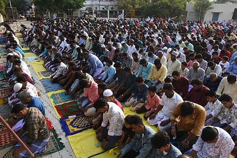 தஞ்சாவூா் கீழவாசல் அண்ணா திருமண மண்டப வளாகத்தில் சனிக்கிழமை நடைபெற்ற சிறப்புத் தொழுகையில் பங்கேற்ற இஸ்லாமியா்கள்.