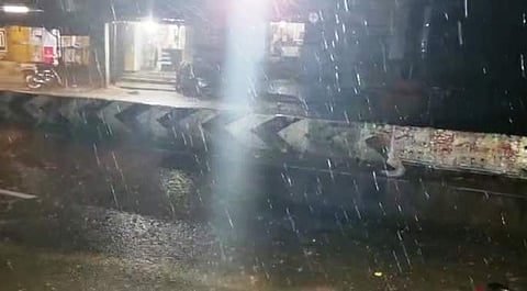 விராலிமலை கடைவீதி சாலையில் ஞாயிற்றுக்கிழமை பெருக்கெடுத்து ஓடிய மழைநீா்.