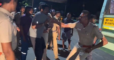 நாகூா் வாஞ்சூரில் பயணியை தாக்கும் காவல் சாா்பு-ஆய்வாளா் பழனிவேல்.