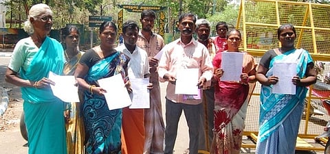 அரசு கொடுத்த வீட்டுமனைகளுக்கு பட்டா வழங்கக் கோரி மனு