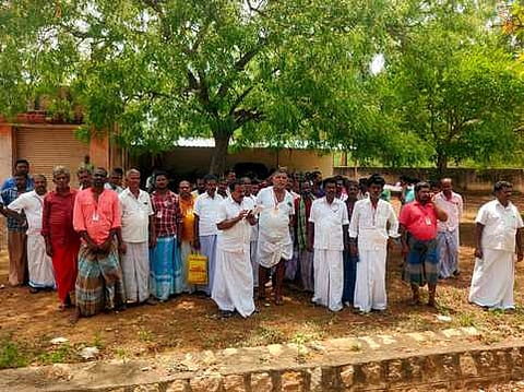 கமுதி வட்டாட்சியா் அலுவலகத்தில் நடைபெற்ற சமாதானக் கூட்டத்துக்கு வந்த கமுதி வாரச்சந்தை வியாபாரிகள்.