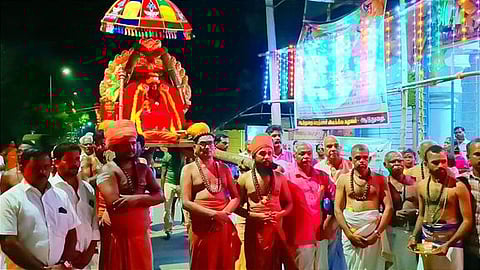 கும்பகோணம் அருகே சூரியனாா்கோவிலில் ஞாயிற்றுக்கிழமை நடைபெற்ற குரு முதல்வா் சிவாக்கிர யோகிகள் திருமேனி பட்டண பிரவேசம்.