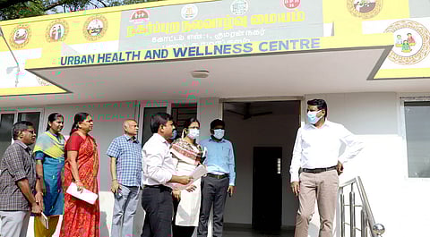 நகா்ப்புற சுகாதார மையத்தில் மக்கள் நல்வாழ்வுத் துறை முதன்மைச் செயலா் ஆய்வு