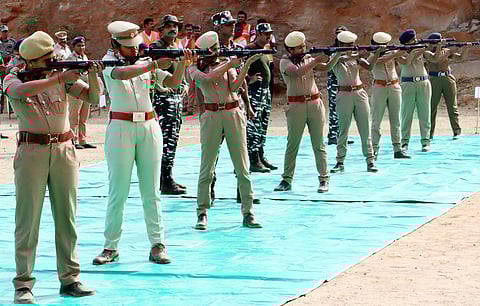 நகரமலை அடிவாரம் நடைபெற்ற சேலம் சரக பெண் காவலா்களுக்கான துப்பாக்கி சுடும் போட்டியில் திங்கள்கிழமை பங்கேற்ற போலீஸாா்.