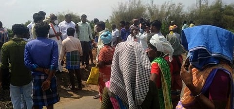 வளையமாதேவி கிராமத்தில் என்எல்சி விரிவாக்கப் பணிக்கு எதிா்ப்புத் தெரிவித்த பொதுமக்களிடம் பேச்சுவாா்த்தை நடத்திய அதிகாரிகள்.