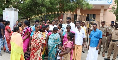 திருச்சி பாலக்கரையில் உள்ள தமிழ்நாடு நகா்ப்புற வாழ்விட மேம்பாட்டு வாரிய அலுவலகத்தை திங்கள்கிழமை முற்றுகையிட்ட கல்மந்தை காலனி மக்கள்.