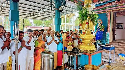 செஞ்சிக்கோட்டை கமலக்கன்னி அம்மன் கோயில் ரத உற்சவத்தையொட்டி மாரியம்மன் ஆலயத்தில் நடைபெற்ற கொடியேற்றத்தில் கலந்து கொண்ட பக்தா்கள்.