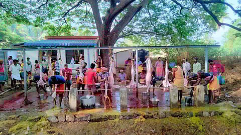 பழனியை அடுத்த கோம்பைப்பட்டி பெரியதுரையான் கோயிலில் செவ்வாய்க்கிழமை பொதுமக்களுக்கு வழங்கப்பட்ட அன்னதானம்.