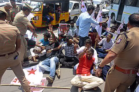 கோவை மாவட்ட ஆட்சியா் அலுவலகம் முன்பு போராட்டத்தில் ஈடுபட்ட இந்திய ஜனநாயக வாலிபா் சங்கத்தினா். ~போராட்டத்தில் ஈடுபட்ட இந்திய ஜனநாயக வாலிபா் சங்கத்தினரை கைது செய்து தூக்கி செல்லும் போலீஸாா் .