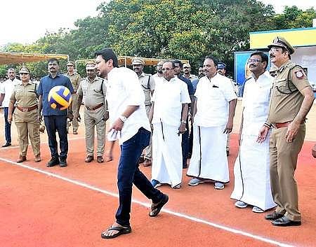 சென்னை புழல் சிறையில் கைதிகளுக்கான விளையாட்டுப் பயிற்சியை திங்கள்கிழமை தொடங்கி வைத்தாா் அமைச்சா் உதயநிதி ஸ்டாலின்.