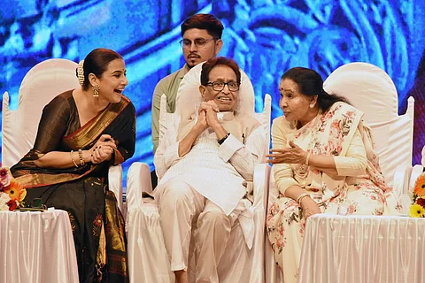 81வது தீனாநாத் மங்கேஷ்கர் விருது வழங்கும் விழாவில் பங்கேற்ற பாலிவுட் நடிகை வித்யா பாலன், லதா மங்கேஷ்கரின் சகோதரருமான ஹிருதயநாத் மங்கேஷ்கர் மற்றும் மூத்த பின்னணிப் பாடகி ஆஷா போஸ்லே.