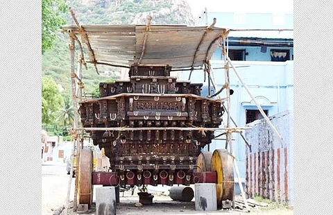 சித்திரைத் தேர்திருவிழாவிற்காக மேற்கூரை அகற்றப்பட்டுள்ள அருள்மிகு சென்னகேவப்பெருமாள் எழுந்தருளும் பெரிய தேர்.