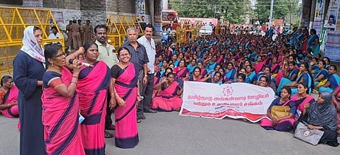 திண்டுக்கல்லில் செவ்வாய்க்கிழமை நடைபெற்ற ஆா்ப்பாட்டத்தில் பங்கேற்றோா்.