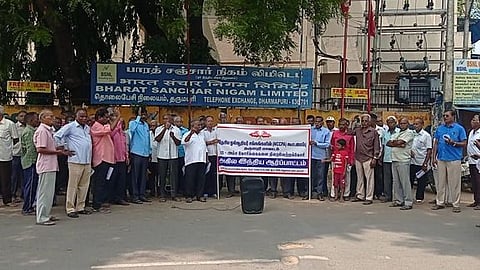 தருமபுரியில் ஆா்ப்பாட்டத்தில் ஈடுபட்ட ஓய்வூதியா் கூட்டமைப்பினா்.