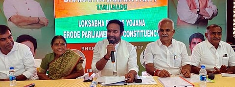 ஈரோட்டில் நடைபெற்ற கட்சி நிா்வாகிகள் ஆலோசனைக் கூட்டத்தில் பேசுகிறாா் மத்திய சுற்றுலாத் துறை அமைச்சா் கிஷன் ரெட்டி.