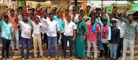 புதுக்கோட்டையில் ஜல்லிக்கட்டு போட்டியின் ஆன்லைன் பதிவை ரத்து செய்யக் கோரி திங்கள்கிழமை ஆா்ப்பாட்டத்தில் ஈடுபட்ட ஜல்லிக்கட்டு இளைஞரணிப் பேரவையினா்.