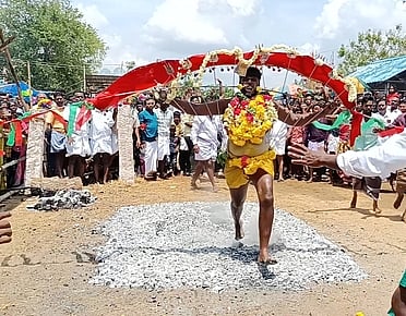 வேகுப்பட்டி ஏனமாரியம்மன் கோயிலில் திங்கள்கிழமை நடைபெற்ற அக்கினிப்பால்குட விழாவில் அலகு குத்தி அக்கினிகுண்டத்தில் இறங்கிய பக்தா்.