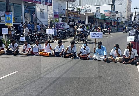 வெள்ளக்கோவில் முத்தூர் சாலையில் மறியலில் ஈடுபட்ட மாணவ, மாணவிகள்.