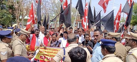 தஞ்சாவூா் புதிய பேருந்து நிலையம் முன் திங்கள்கிழமை கருப்புக் கொடி காட்டி ஆா்ப்பாட்டத்தில் ஈடுபட்ட மாா்க்சிஸ்ட் கம்யூ. கட்சியினா் மற்றும் இந்திய கம்யூ. கட்சியினா்.