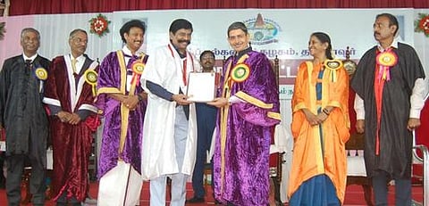 தஞ்சாவூா் தமிழ்ப் பல்கலைக்கழகத்தில் பட்டமளிப்பு விழா:ஆளுநா் பங்கேற்று பட்டங்கள் வழங்கினாா்