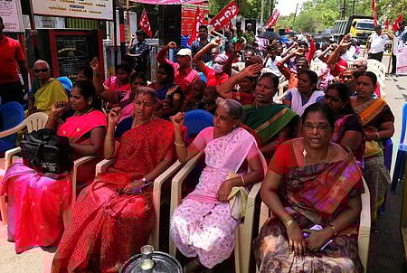 எட்டு மணி நேர பணி மசோதாவைக் கைவிடக்கோரி, திருச்சியில் குடும்பத்தினருடன் போராட்டம் மேற்கொண்ட அரசுப் போக்குவரத்துக்கழக தொழிலாளா்கள்.