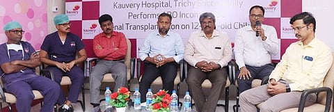 திருச்சி தென்னுாா் காவேரி மருத்துவமனையில் செய்தியாளா்களிடம் பேசிய சிறுநீரக சிகிச்சை துறை தலைமை மருத்துவா் டி. ராஜராஜன். உடன் மருத்துவமனை செயல் இயக்குநா் டி. செங்குட்டுவன் உள்ளிட்டோா்.