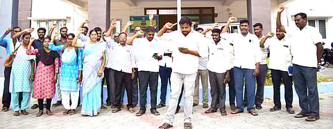 சங்ககிரி வட்டாட்சியா் அலுவலக வளாகம் முன்பு செவ்வாய்க்கிழமை ஆா்ப்பாட்டத்தில் ஈடுபட்ட கிராம நிா்வாக அலுவலா்கள்.