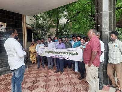 அரியலூா் ஆட்சியரக வளாகத்தில் புதன்கிழமை ஆா்ப்பாட்டத்தில் ஈடுபட்ட தமிழ்நாடு அரசு ஊழியா் சங்கத்தினா்.