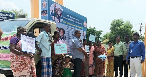 விழிப்புணா்வு வாகனப் பிரசாரத்தை தொடங்கி வைத்த வட்டாரக் கல்வி அலுவலா்(பொ) கந்தசாமி. உடன், ஆசிரியா்கள், பொதுமக்கள்.