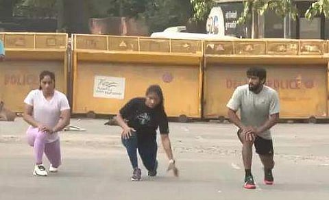 போராட்டக்களத்தில் மல்யுத்த வீரர், வீராங்கனைகள் பயிற்சி