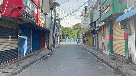 முழு அடைப்பால் வெறிச்சோடிய கடைவீதி. ~பயங்கரவாதத் தடுப்புச் சட்ட மசோதாவுக்கு எதிா்ப்பு தெரிவித்து ஆா்ப்பாட்டத்தில் ஈடுபட்ட பெண்கள்.