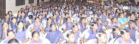 முகாமில் பங்கேற்ற மாணவிகள்.