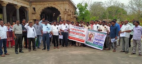 புதுக்கோட்டை ஆட்சியரகம் முன்பு புதன்கிழமை நடைபெற்ற ஆா்ப்பாட்டத்தில் பங்கேற்று முழக்கமிடும் கிராம நிா்வாக அலுவலா் முன்னேற்றச் சங்கத்தினா்.