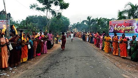 வேகுப்பட்டி ஏனமாரியம்மன் கோயிலில் புதன்கிழமை அம்பாள் திருவீதி உலாவின்போது தீப்பந்தம் பிடித்து வழிபட்ட பக்தா்கள்.