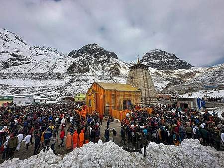 கேதாா்நாத் கோயிலில் வழிபட செவ்வாய்க்கிழமை குவிந்த பக்தா்கள்.
