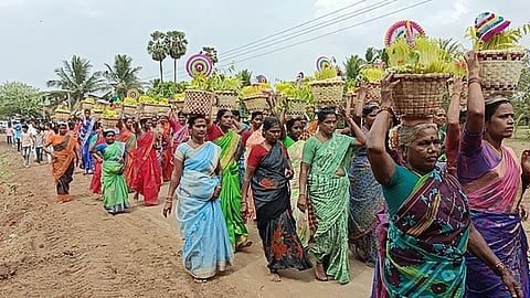 கருக்காகுறிச்சி செல்லியம்மன் கோயிலுக்கு புதன்கிழமை முளைப்பாரிகளை சுமந்து செல்லும் பெண்கள்.